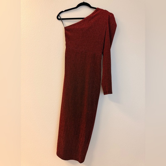 Elegant Red Shimmer One-Shoulder Dress - Picture 3 of 3